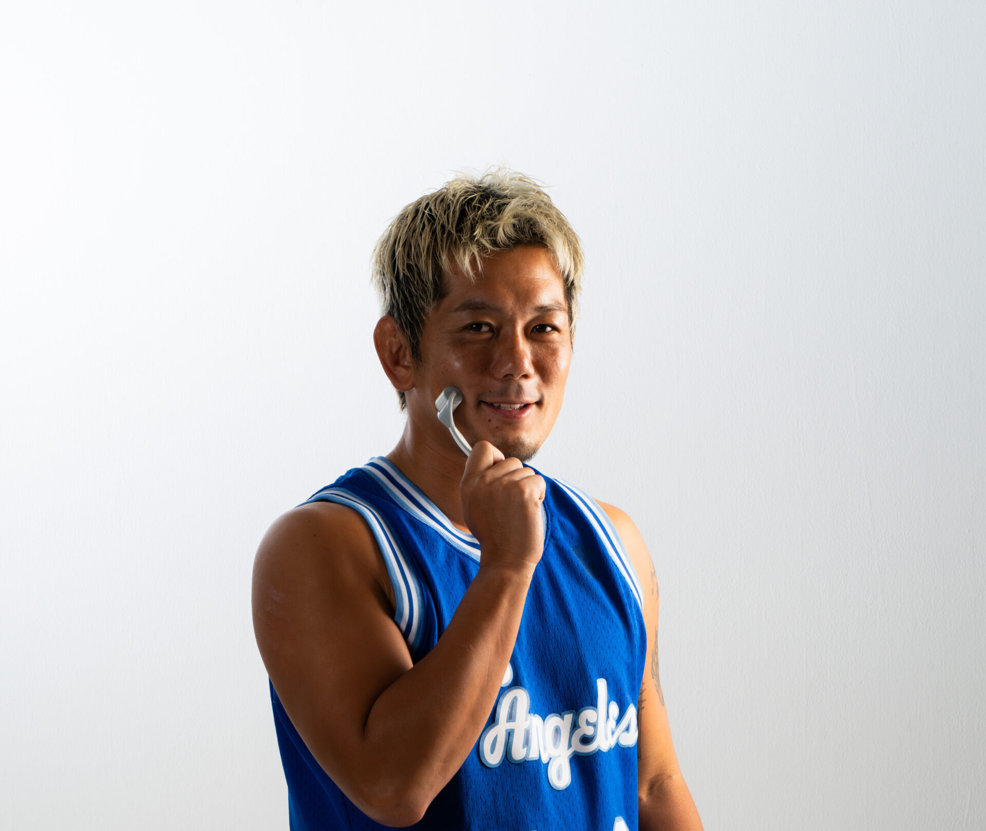 皇治さんがダーマローラーを使用する様子