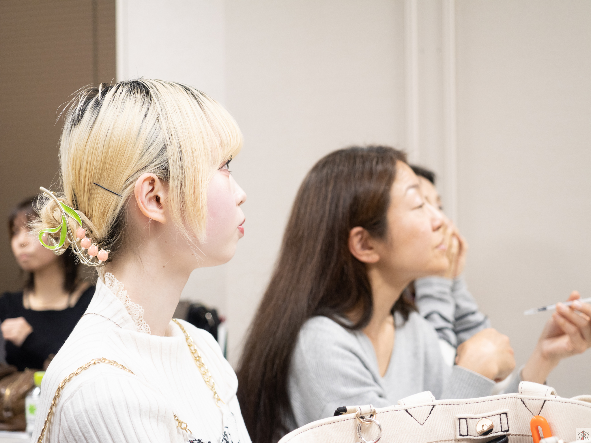 岸百華さん
