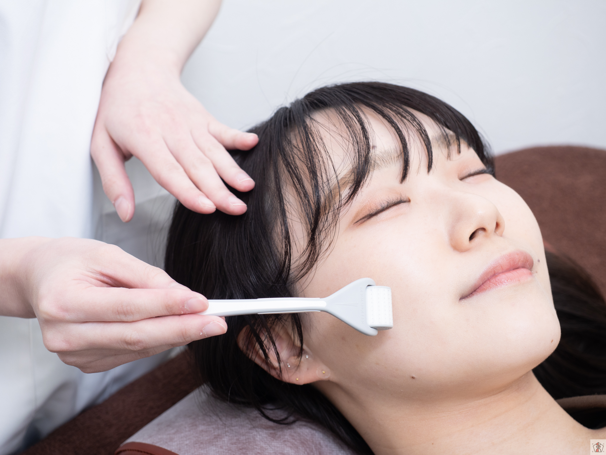 ダーマローラーを使用する様子