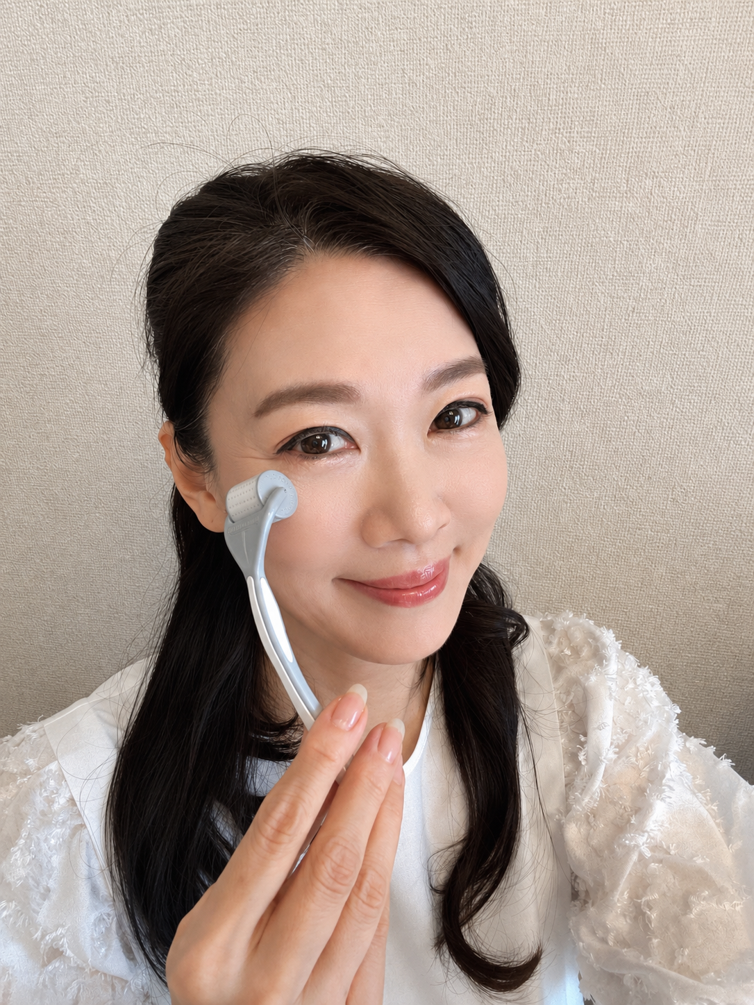 ダーマローラーを使用する様子